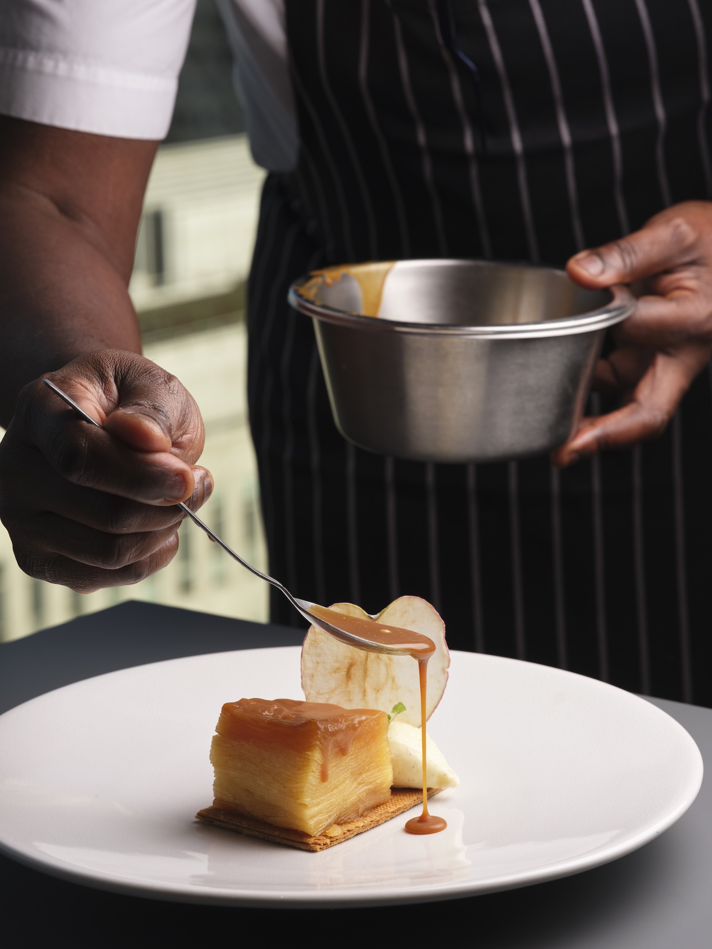 Ire Dessert Apple Chef Pouring